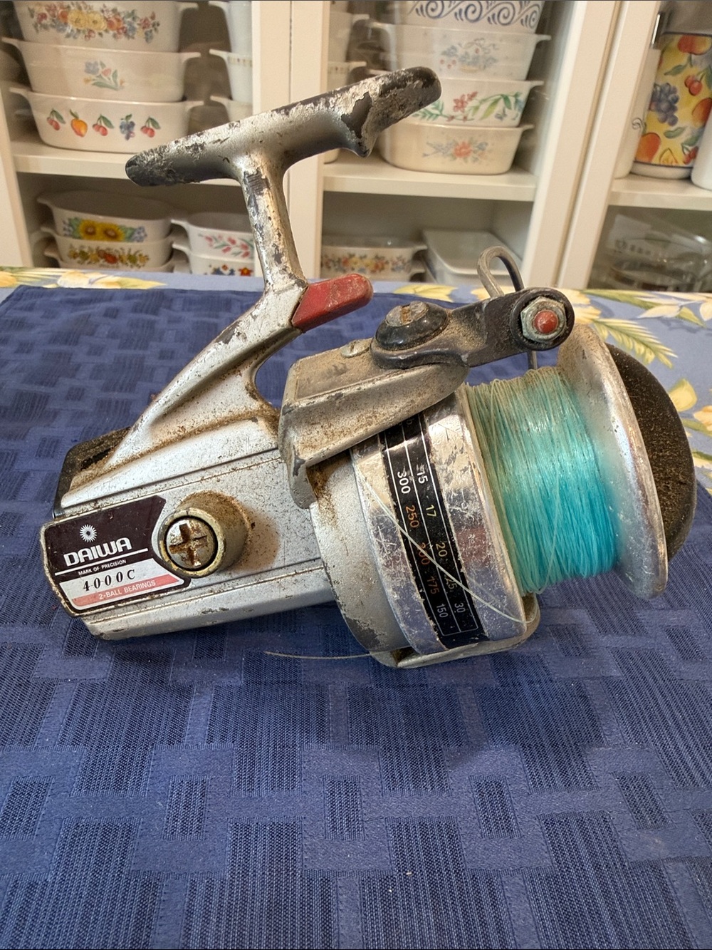 Vintage Daiwa 4000C Silver Fishing Reel with Teal Line